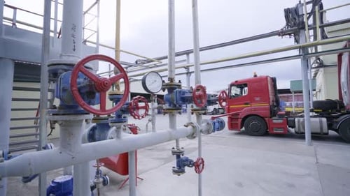 Palancas y contadores en el oleoducto del complejo de refinería de gas y petróleo