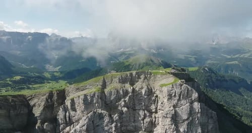 Vue aérienne de Seceda et de ses environs, Dolomites, Italie