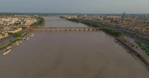 Vista aérea da cidade portuária de Bordeaux, no rio Garonne, na França, histórica Pont De Pierre