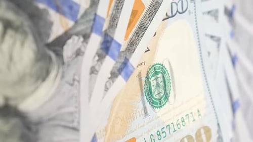 Amerikanische Dollarscheine, die sich im Kreis drehen, Nahaufnahme von 100-Dollar-Scheinen (Vertikales Video)
