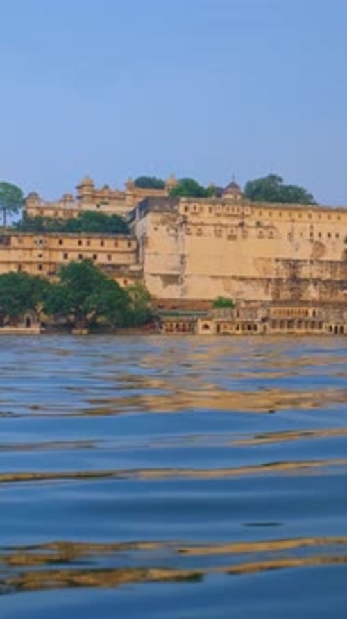 Palais de la ville d'Udaipur avec vue sur le coucher de soleil, Udaipur, Inde