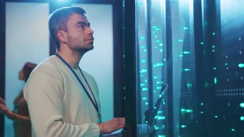 Ein IT-Experte überwacht Server und stellt die Netzwerkeffizienz sicher