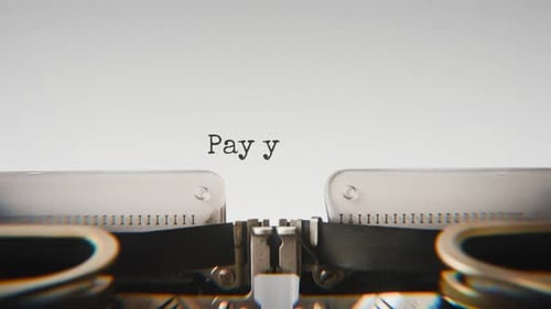 Alte mechanische Schreibmaschine, die Pay Your Taxes in einer Nahaufnahme tippt.