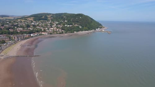 Images aériennes de Minehead, dans le Somerset, montrant son vaste littoral et sa plage. Des vues imprenables c