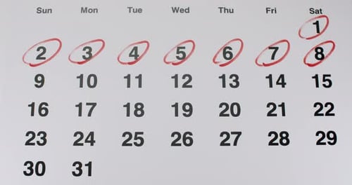 Nahaufnahmekalender, der wichtige Daten mit roter Markierung hervorhebt