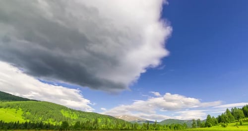 Bergwiesen, Zeitraffer im Sommer oder Herbst, Wilde Natur und ländliche Felder, Wolken, Bewegung