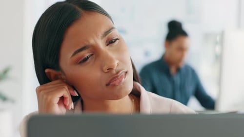 Verwirrte, gestresste und Geschäftsfrau mit Laptop-404-Fehler, Software-Hack