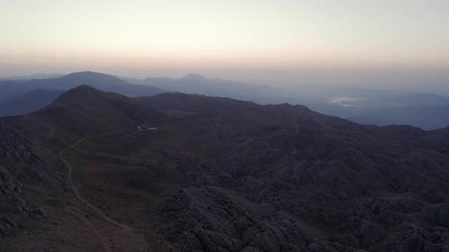 Vista panorâmica do nascer do sol em uma montanha