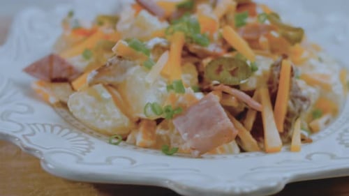 Ensalada de papas y pimientos jalapeños con tocino, comida al estilo retro de los años 20