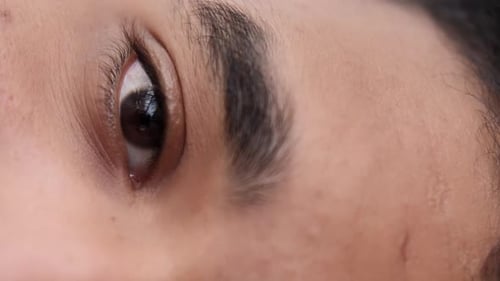 Emoção ocular vertical, expressão triste, aparência de rosto de homem