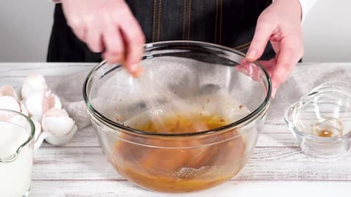 Mischen der Zutaten in einer großen Glas-Rührschüssel im Zeitraffer, um French Toast zuzubereiten