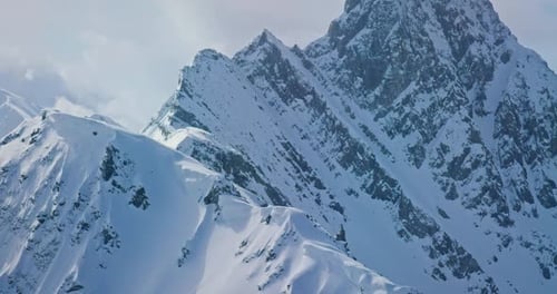 Majestuosa cadena montañosa cubierta de nieve que explora la vasta y tranquila naturaleza