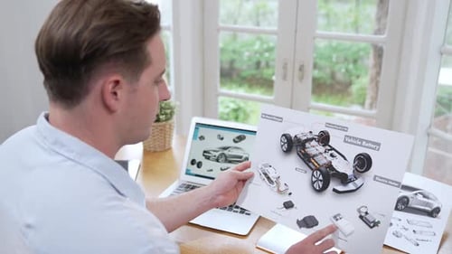 Un
designer automobile analyse soigneusement un prototype de voiture. Fastidieux