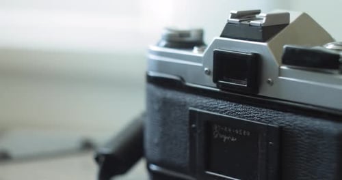 Dolly of Vintage and Antique 35-mm-Kameras und -Geräte gleitet an der Filmtür und am Sucher vorbei