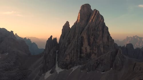Une superbe prise de vue aérienne par drone d'une impressionnante et immense formation rocheuse dans les Dolomites, dans le nord du I