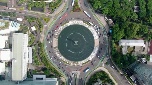 Descida aérea de cima para baixo sobre a fonte de boas-vindas e a rotatória na cidade de Jacarta, Indonésia