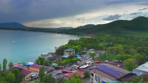 Fantastique panorama nocturne sur le lac Sevan en Arménie.