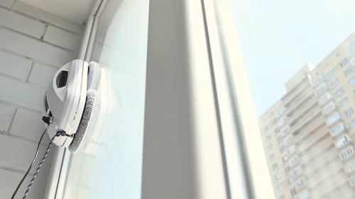 Fensterputzroboter reinigt den Schmutz auf der Fensterscheibe