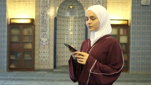 Muslim Women Show Greenscreen
