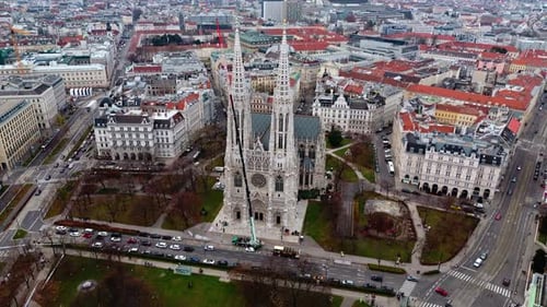 prise de vue aérienne à mi-angle par drone de la cathédrale votivkirche de la ville de Vienne sous le soleil d'hiver