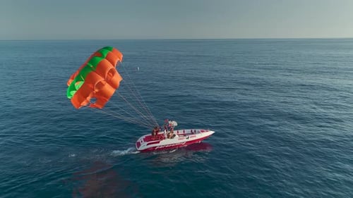 Luftbild, Sonnenuntergang und Silhouetten, Parasailing-Abenteuer