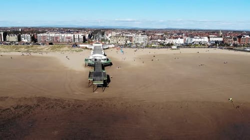 Wenn Sie an einem sonnigen Tag rotieren, können Sie bei Ebbe den Strand von Lytham St. Anne's entdecken