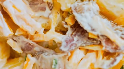 Ensalada de papas con chile jalapeño y tocino
