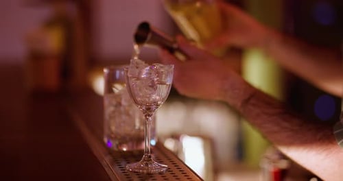 Préparation de cocktails à l'aide du verre à boisson Jigger Barman