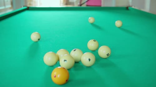 Ein Mann spielt russisches Billard, Pool-Nahaufnahme. Bälle auf einem grünen Billardtisch