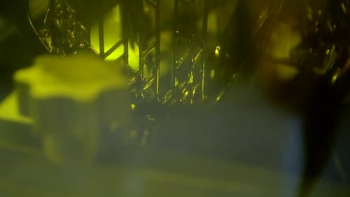 Prozessfunktionierender 3D-Drucker, Nahaufnahme, 3D-Druck aus flüssigem Material, Nahaufnahme