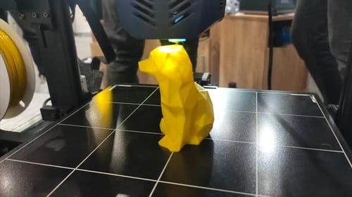3D-Drucker arbeitet in Nahaufnahme 3D-Drucker druckt Modell aus geschmolzenem gelbem Kunststoff