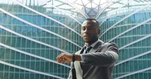 Homme d'affaires utilisant une montre intelligente