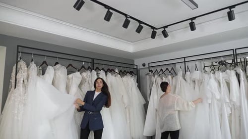 Duas lindas noivas escolhem um lindo vestido de noiva em um salão de casamento