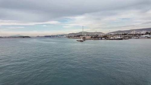 Weite Filmmusik Sicht auf einen ruhigen Industriehafen und ein Stadtbild