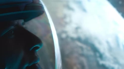 Astronaut mit Nebel und Galaxien im Weltraum, Reflexion des Planeten Erde, Milchstraße mit Galaxiensternen