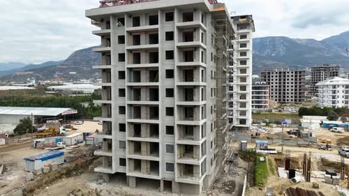 Cloudy Construction Chronicles Filmmusik Drohne filmt den Bauprozess von Luxusimmobilien auf der