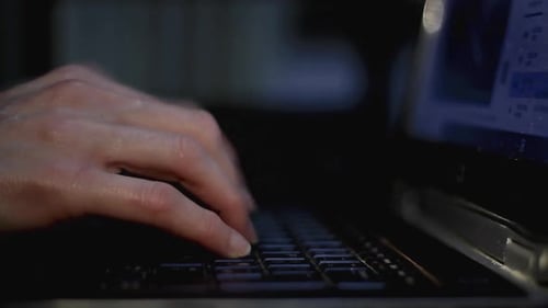 Vidéothèque sur ordinateur portable en train de taper au bureau