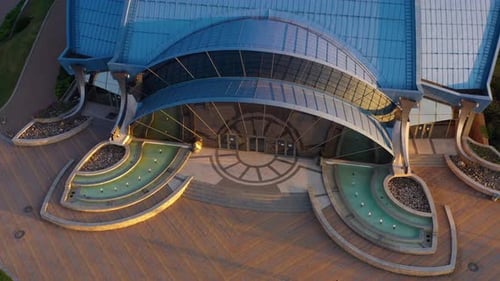 Luftaufnahme eines modernistischen Gebäudes mit blauem Dach von oben