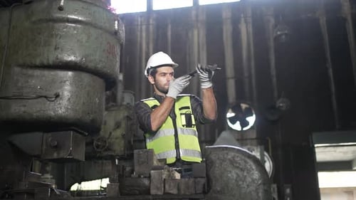 El ingeniero trabaja en una fábrica de piezas de máquinas.