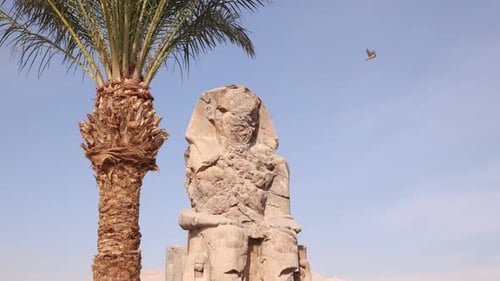ruines de la statue géante de Pharaon avec des montagnes en arrière-plan aux colosses de Memnon à Lu
