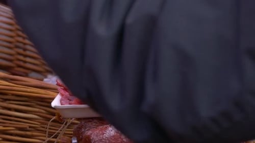 Chorizo español en rodajas en un puesto de mercado filmado en un festival gastronómico en Inglaterra