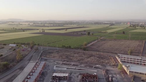Blick von der Drohne auf den Bau einer Kolonie in Groves 2