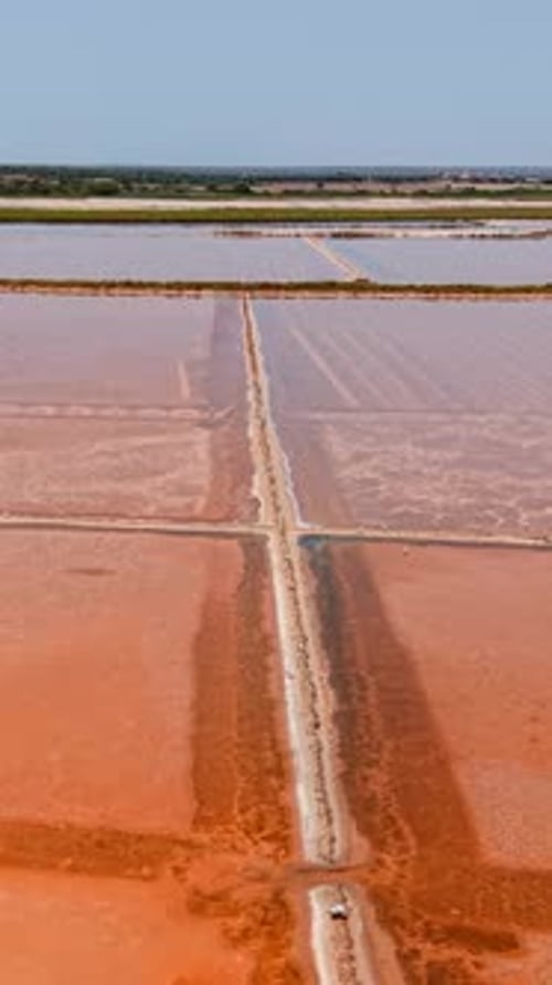 Vista aérea deslumbrante de lagoas coloridas de evaporação de sal, criando uma paisagem geométrica hipnotizante