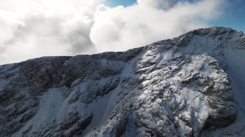 Mountain Cliff en hiver depuis un hélicoptère