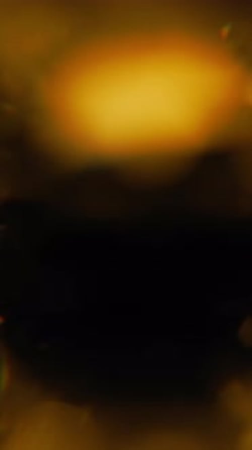Des lumières abstraites colorées orange vif fuient sur fond noir transparent