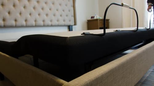 Demonstração detalhada da base Power Bed se movendo para baixo em uma estrutura estofada