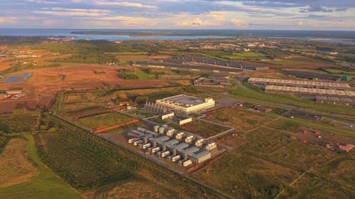 Imágenes aéreas al atardecer de un enorme complejo de datos de Google con conexiones de red de fibra, digitales