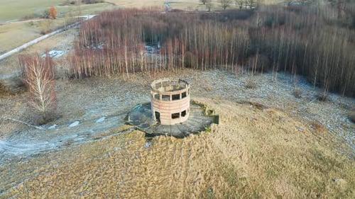 Vue aérienne de la tour d'observation militaire abandonnée sur une petite colline près de la forêt