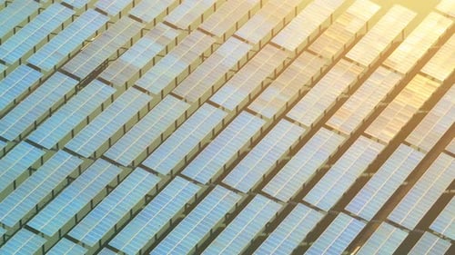 Ein Solarkraftwerk aus der Vogelperspektive, Luftbild einer Drohne