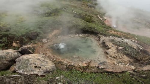 piscine d'eau bouillante dans le parc national de Yellowstone